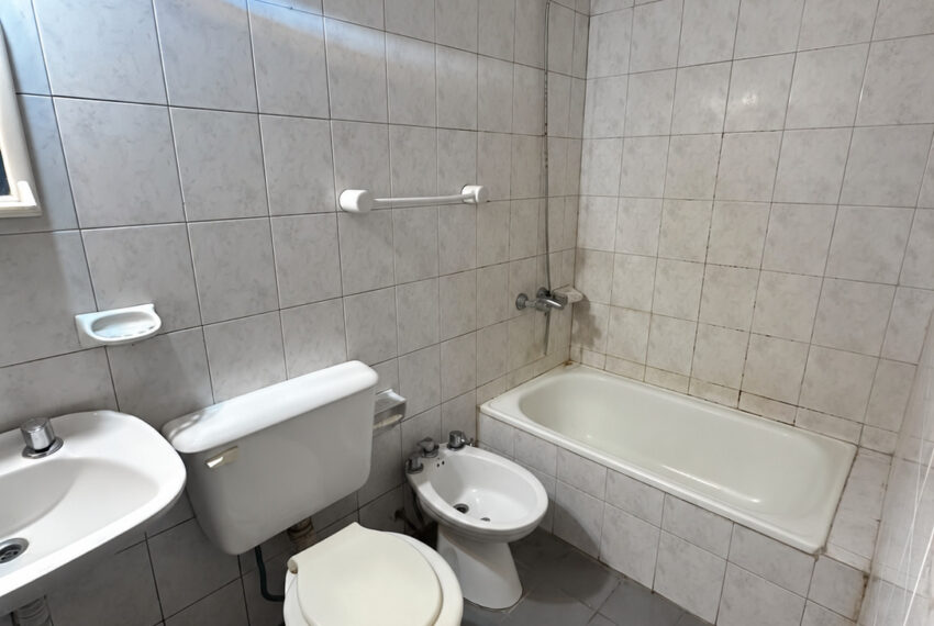 Baño antiguo con techo recién pintado